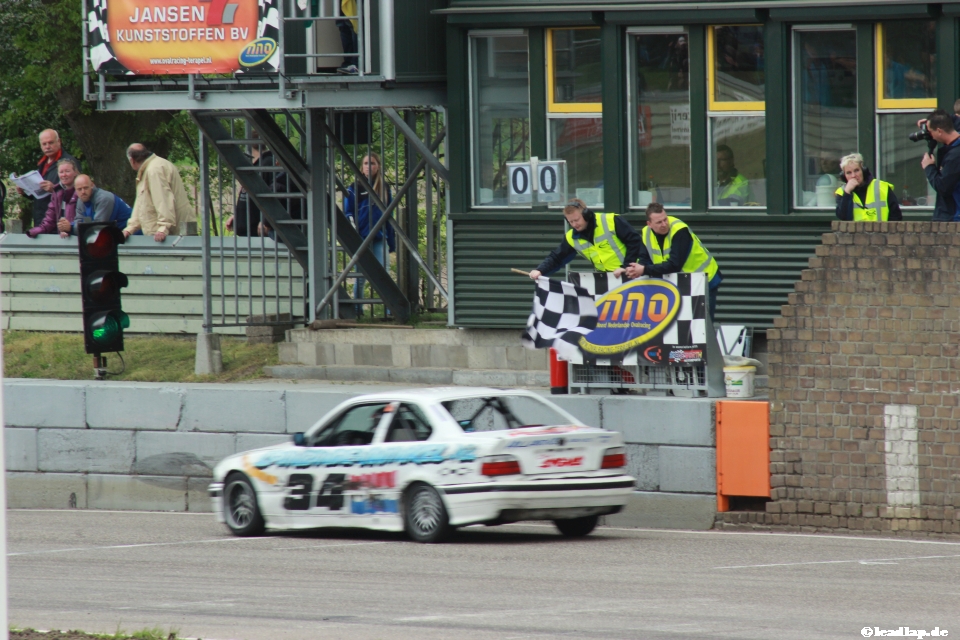 Checkered Flag für den BWM 235i Cup! © André Wiegold