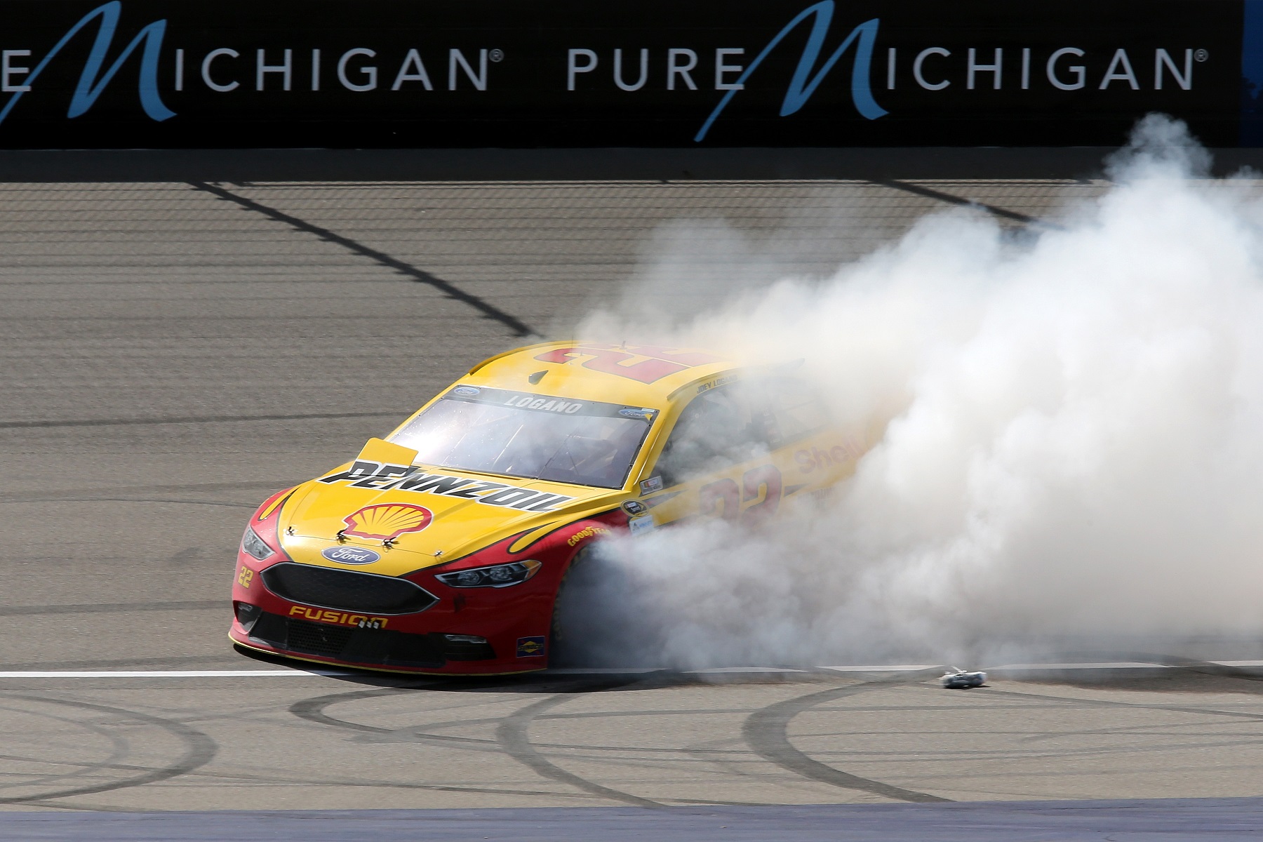 Joey Logano gewinnt den wilden NASCAR-Ritt in Michigan