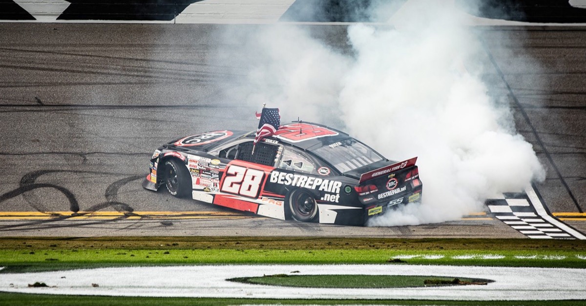 Nur 13 Autos in der Leadlap: Queen gewinnt chaotischen ARCA-Auftakt in Daytona