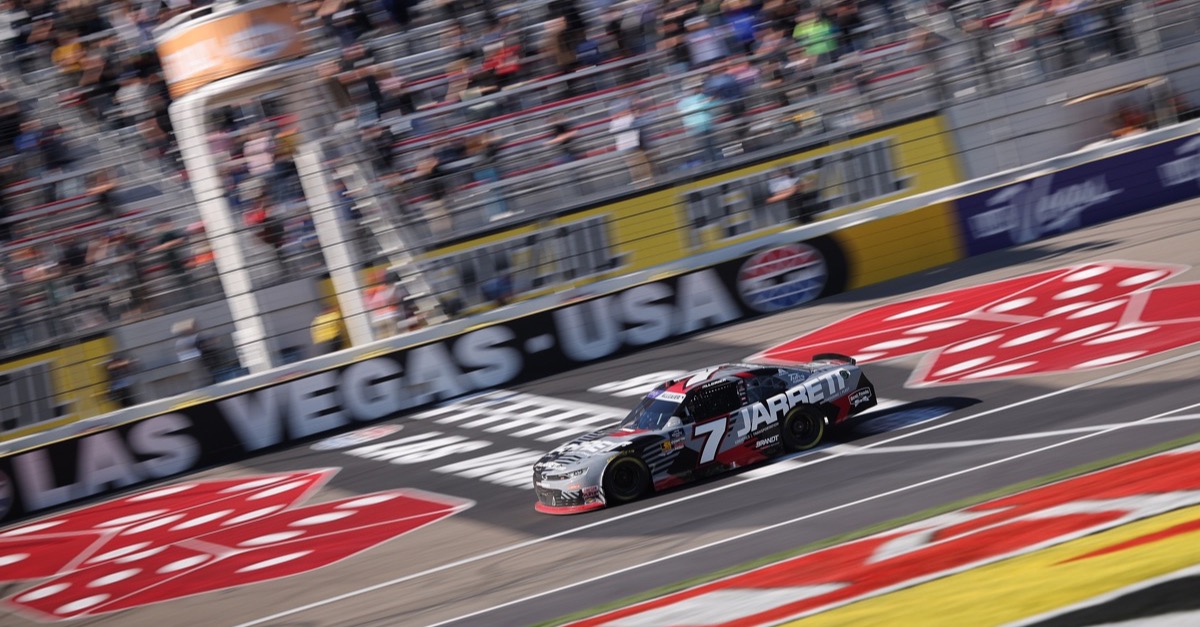 „Ich ziehe meinen Hut vor ihm”: Allgaier kämpft Almirola in Las Vegas nieder