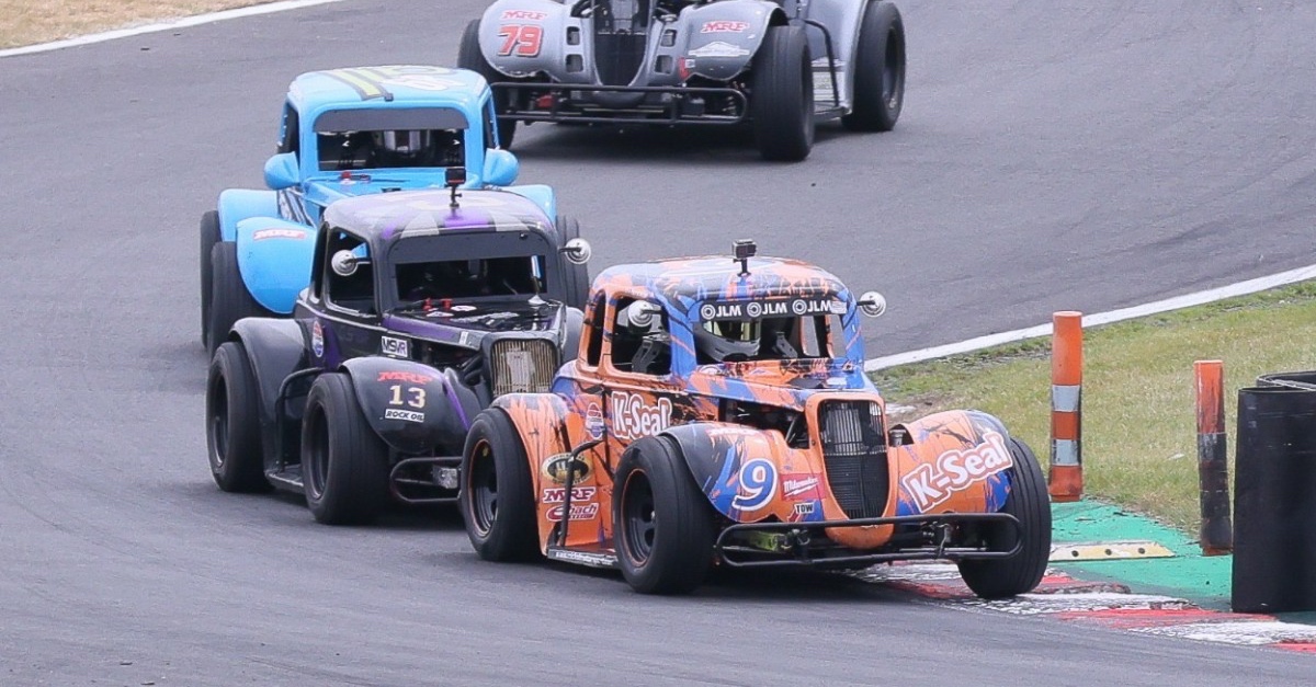 UK-Legends-Cars im Oulton Park: Zwei Siege katapultieren Oli Schlup an die Spitze