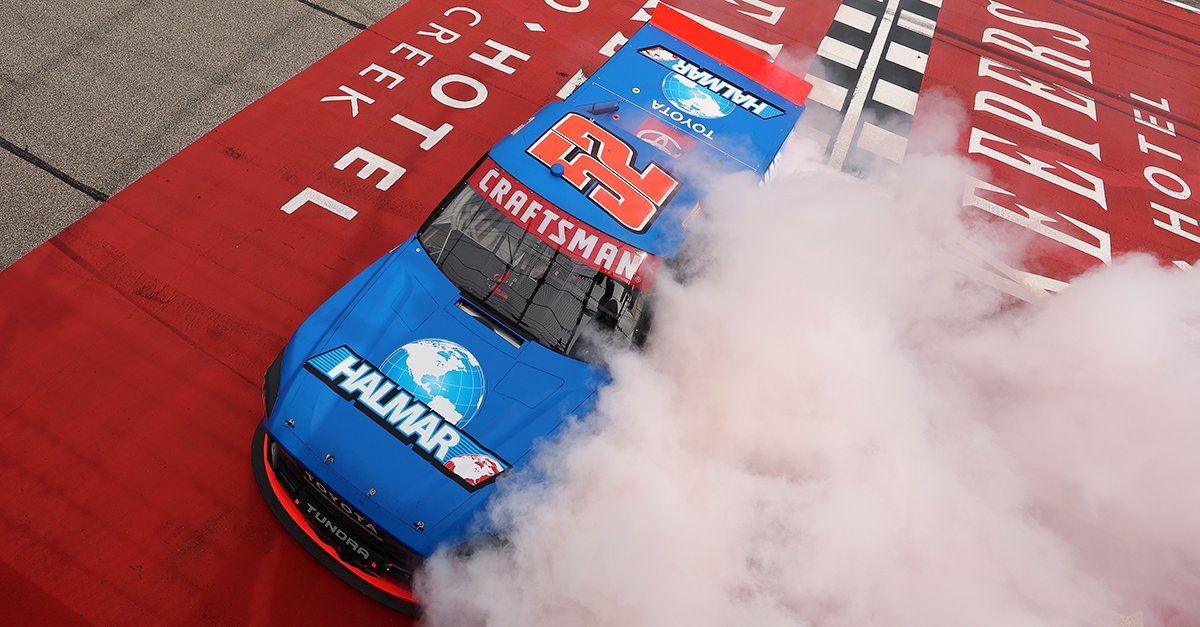 Big-One räumt Truck-Favoriten ab: Stewart Friesen gewinnt Chaosrennen in Michigan