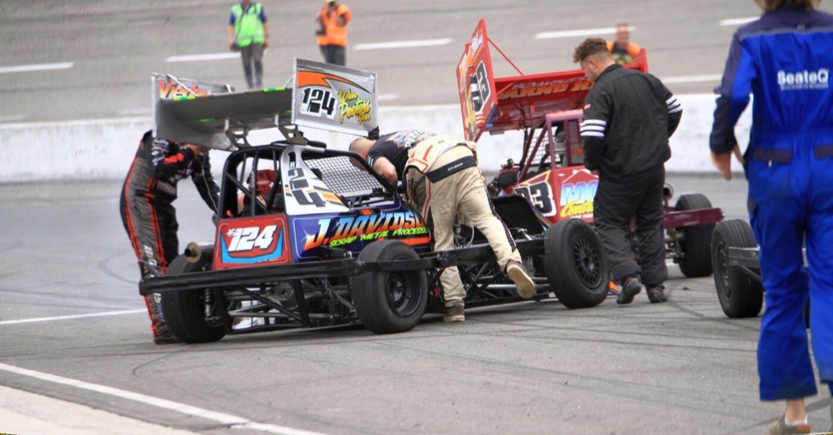 Von Rauchzeichen bis Sieg: Wim Peeters Jr. gewinnt umstrittenen F2-World-Cup