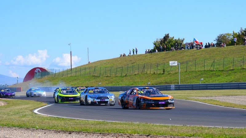 Krasonis stürmt an die Spitze: Grieche eröffnet die EuroNASCAR-OPEN-Playoffs als Tabellenführer