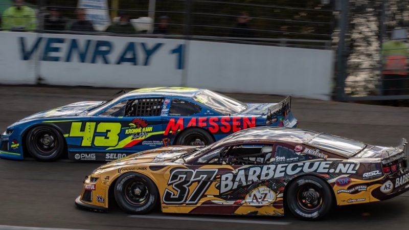 V8 Oval Series 2025: Esten Coumans verteidigt Titel, zwei Bachor-Fahrer in den Top 5