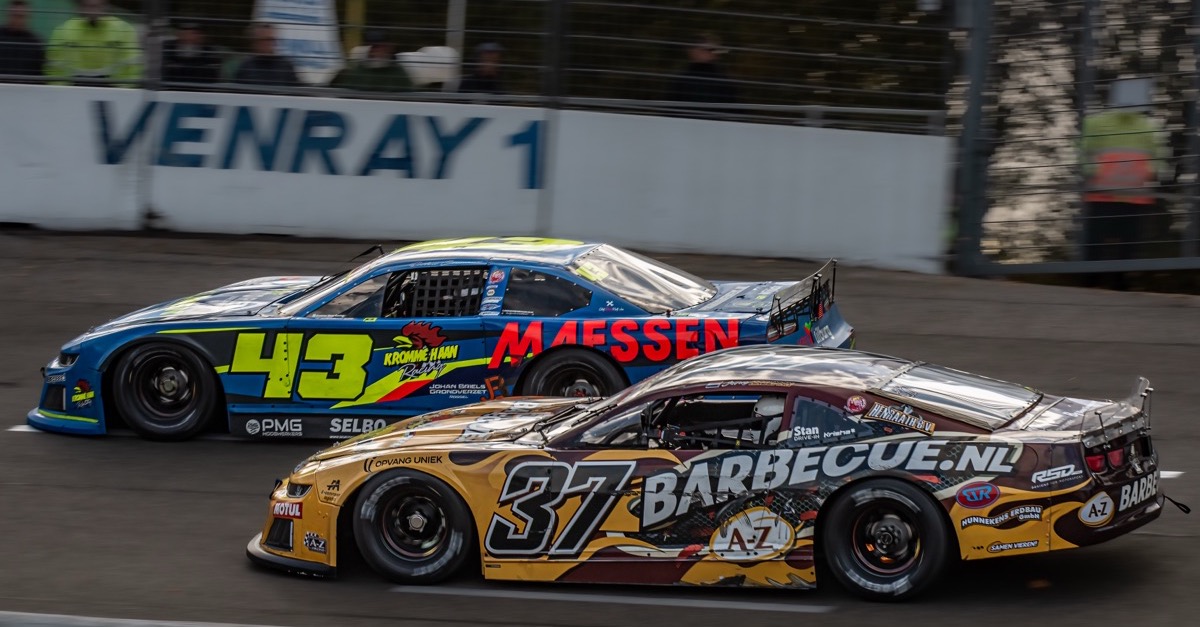 V8 Oval Series 2025: Esten Coumans verteidigt Titel, zwei Bachor-Fahrer in den Top 5