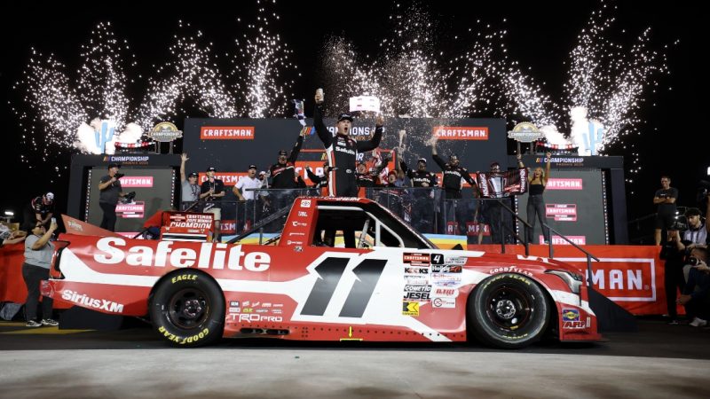 Zu siebt nebeneinander: Corey Heim ist NASCAR-Truck-Series-Champion 2025