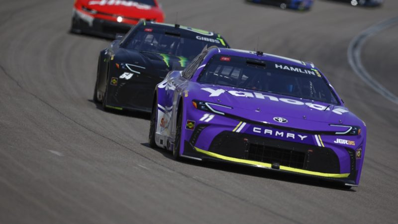 Denny Hamlin stürmt in Las Vegas zum Meilenstein: Sieg trotz Strafe
