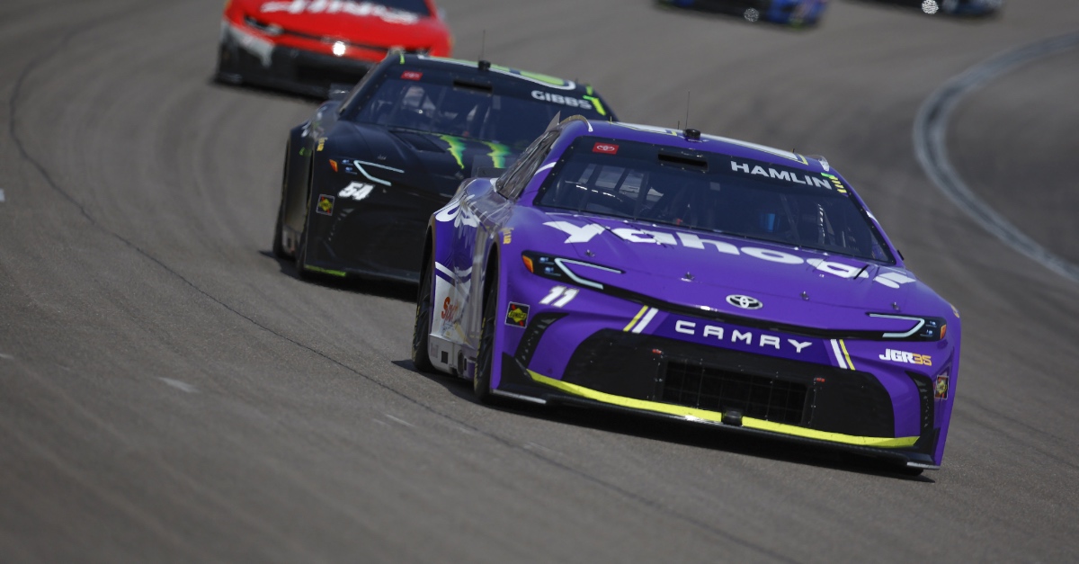 Denny Hamlin stürmt in Las Vegas zum Meilenstein: Sieg trotz Strafe