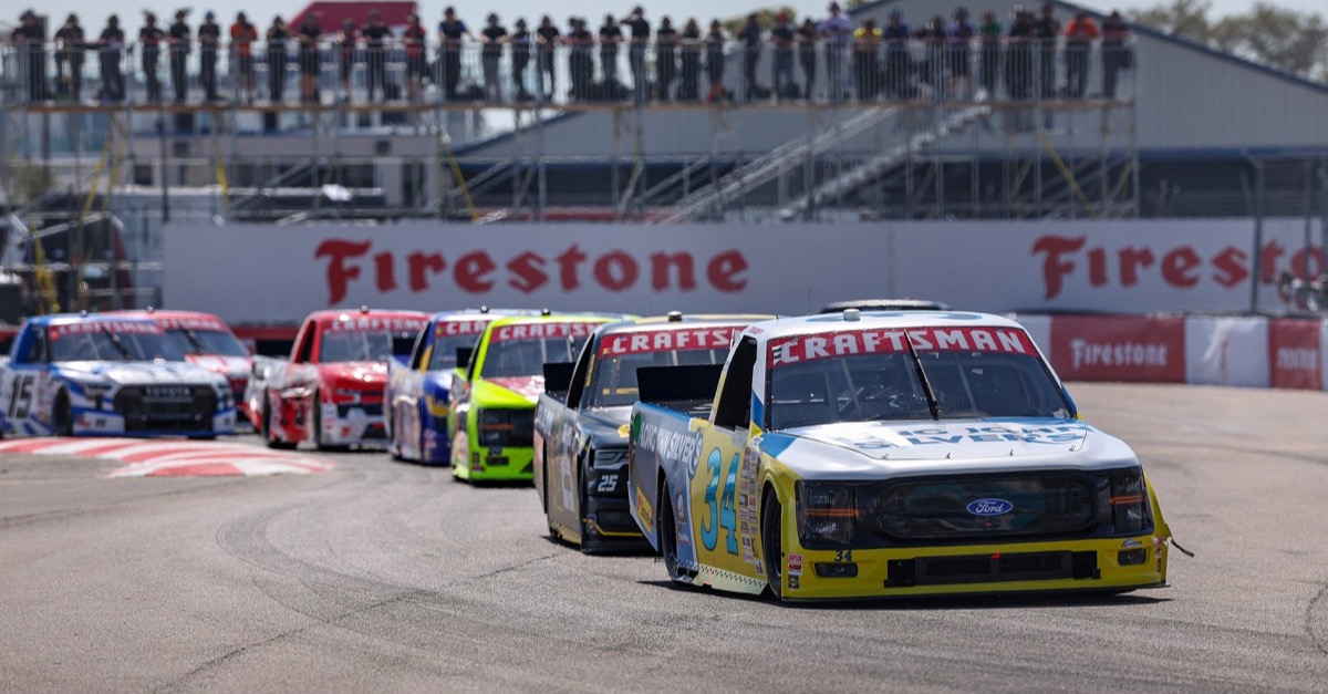 Kraftstoff-Pokerspiel unter Palmen: Riggs gewinnt NASCAR-Premiere in St. Petersburg