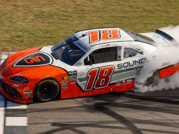 William Sawalich triumphiert in Rockingham: JGR-Doppelerfolg beendet JRM-Siegesserie