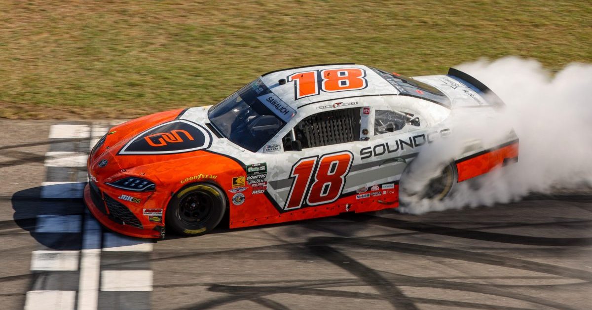 William Sawalich triumphiert in Rockingham: JGR-Doppelerfolg beendet JRM-Siegesserie