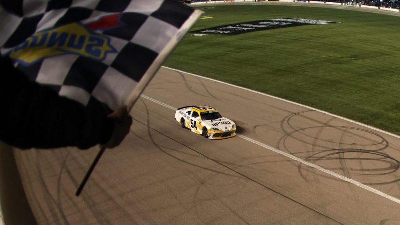 Poker in der Boxengasse: Taylor Gray schnappt sich den Kansas-Sieg