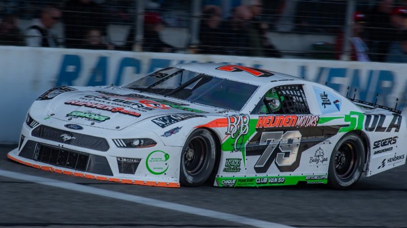 Sweep in der V8 Oval Series: Nigel Stegmeijer dominiert Auftakt auf dem Raceway Venray
