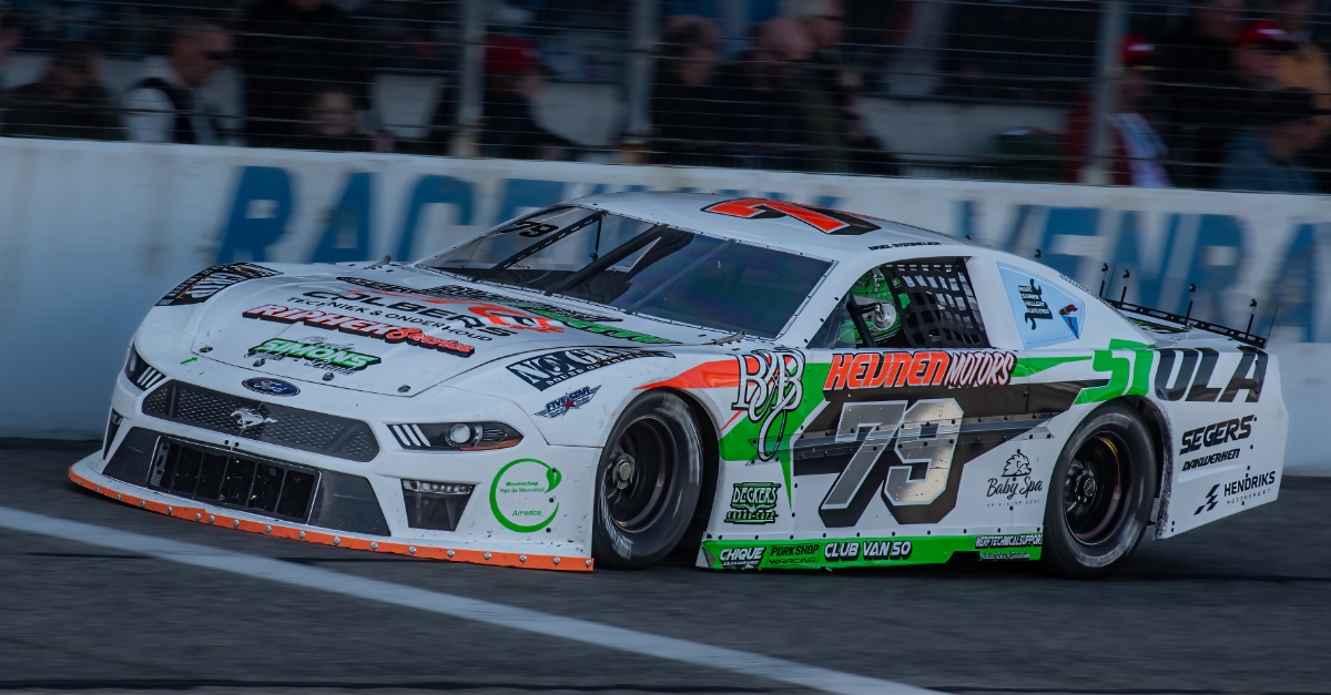 Sweep in der V8 Oval Series: Nigel Stegmeijer dominiert Auftakt auf dem Raceway Venray
