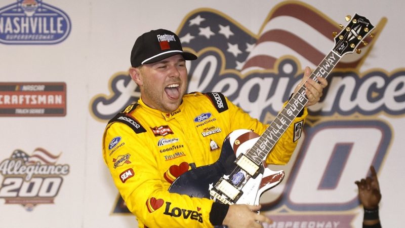Drama in der Music-City: Layne Riggs triumphiert im Truck-Rennen von Nashville