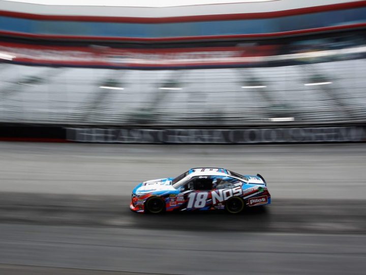 NASCAR-Boxenfunk 2026: Stenhouse Jr. ehrt Busch mit Retro-Design