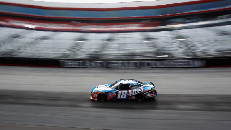NASCAR-Boxenfunk 2026: Stenhouse Jr. ehrt Busch mit Retro-Design