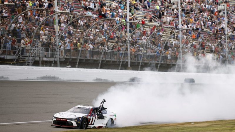 Elf Sekunden Vorsprung: Denny Hamlin sichert sich Sieg in Michigan