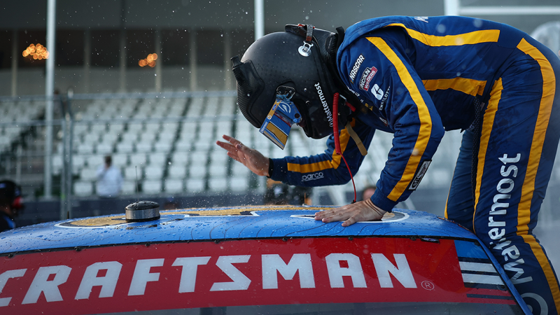 Spektakuläre Premiere auf der Naval Base Coronado: Layne Riggs gewinnt NASCAR-Truck-Rennen