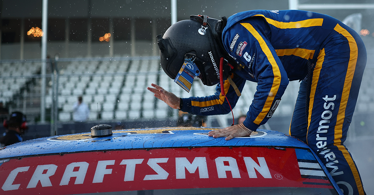 Spektakuläre Premiere auf der Naval Base Coronado: Layne Riggs gewinnt NASCAR-Truck-Rennen