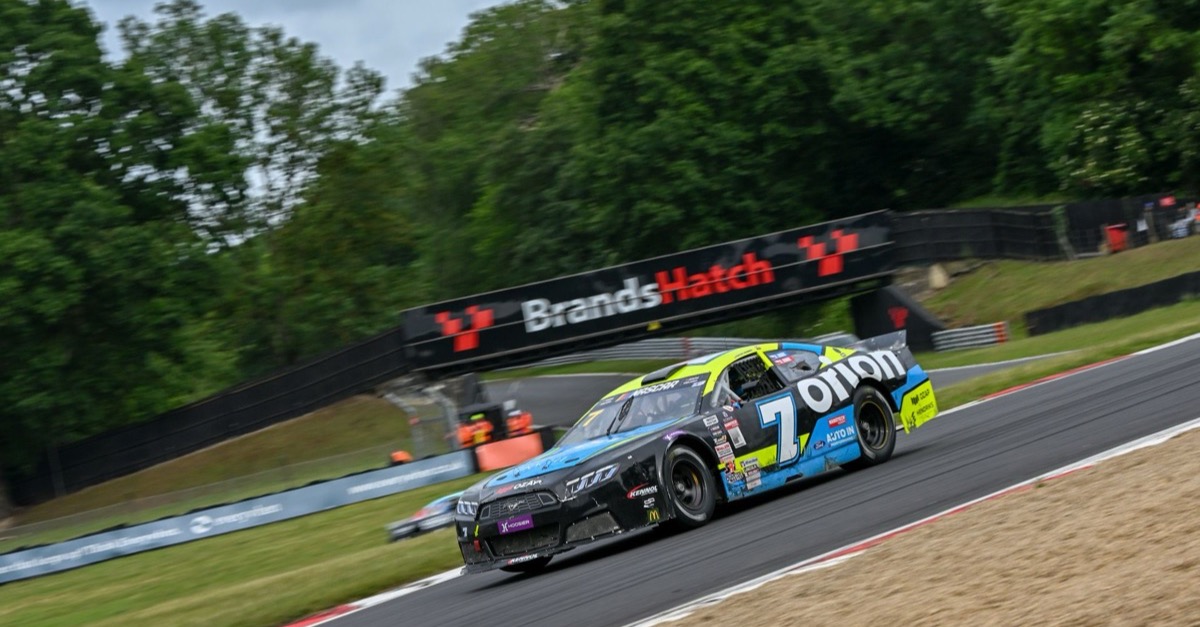 Das Manöver des Jahres: Martin Doubek krönt sich mit Threewide-Wahnsinn zum Prinzen von Brands Hatch
