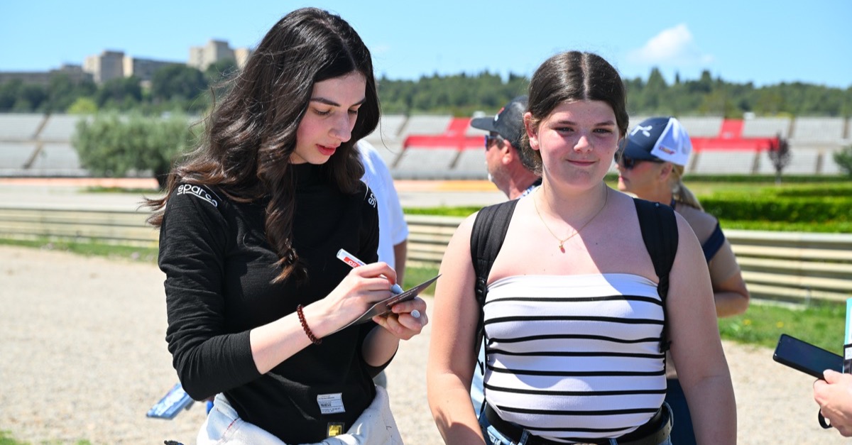Vom OP-Saal in die NASCAR Euro Series: Der unaufhaltsame Weg von Maral Ghazarian