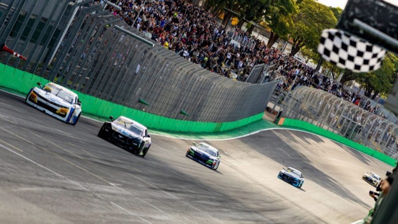 Nicolas Costa triumphiert mit historischem Doppelsieg beim NASCAR-Krimi in Interlagos