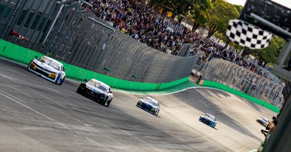 Nicolas Costa triumphiert mit historischem Doppelsieg beim NASCAR-Krimi in Interlagos