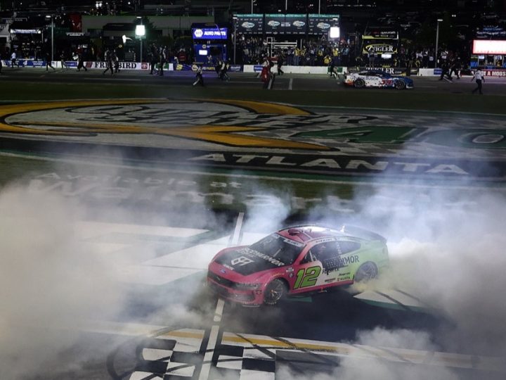Millimeter-Krimi nach Mitternacht: Blaney siegt im wilden Threewide-Finish von Atlanta