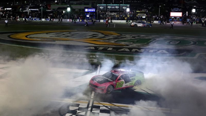 Millimeter-Krimi nach Mitternacht: Blaney siegt im wilden Threewide-Finish von Atlanta
