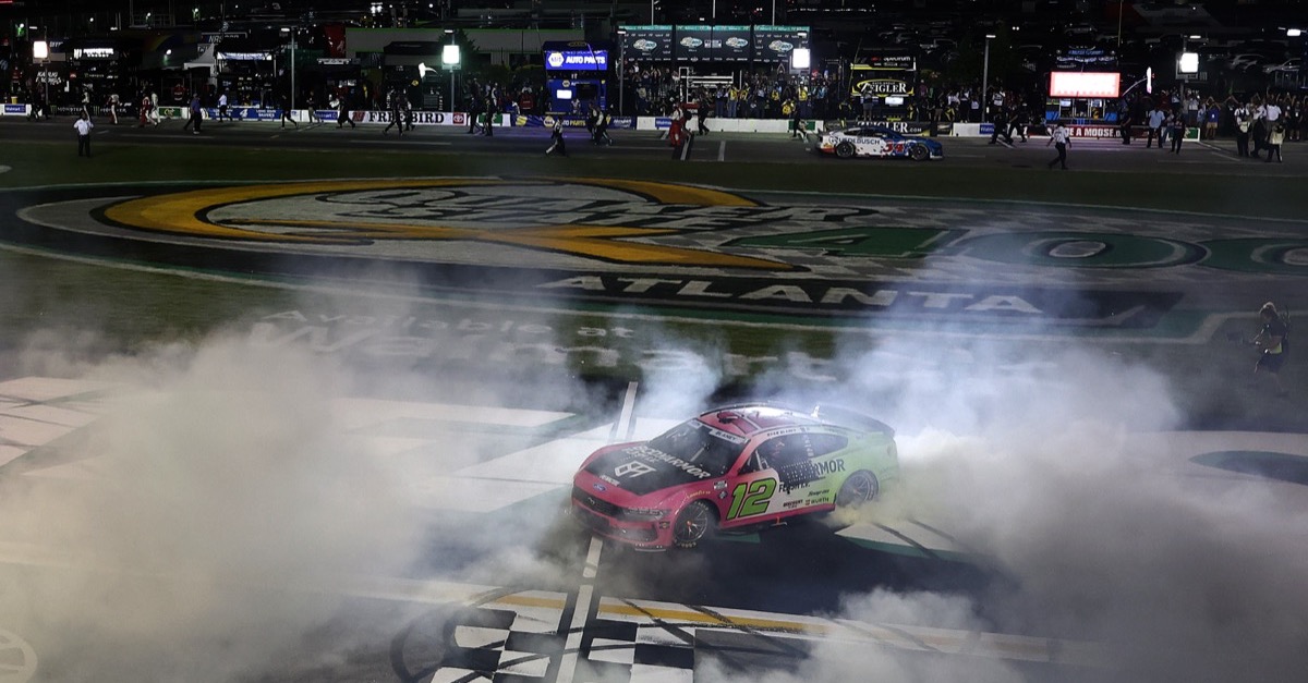 Millimeter-Krimi nach Mitternacht: Blaney siegt im wilden Threewide-Finish von Atlanta