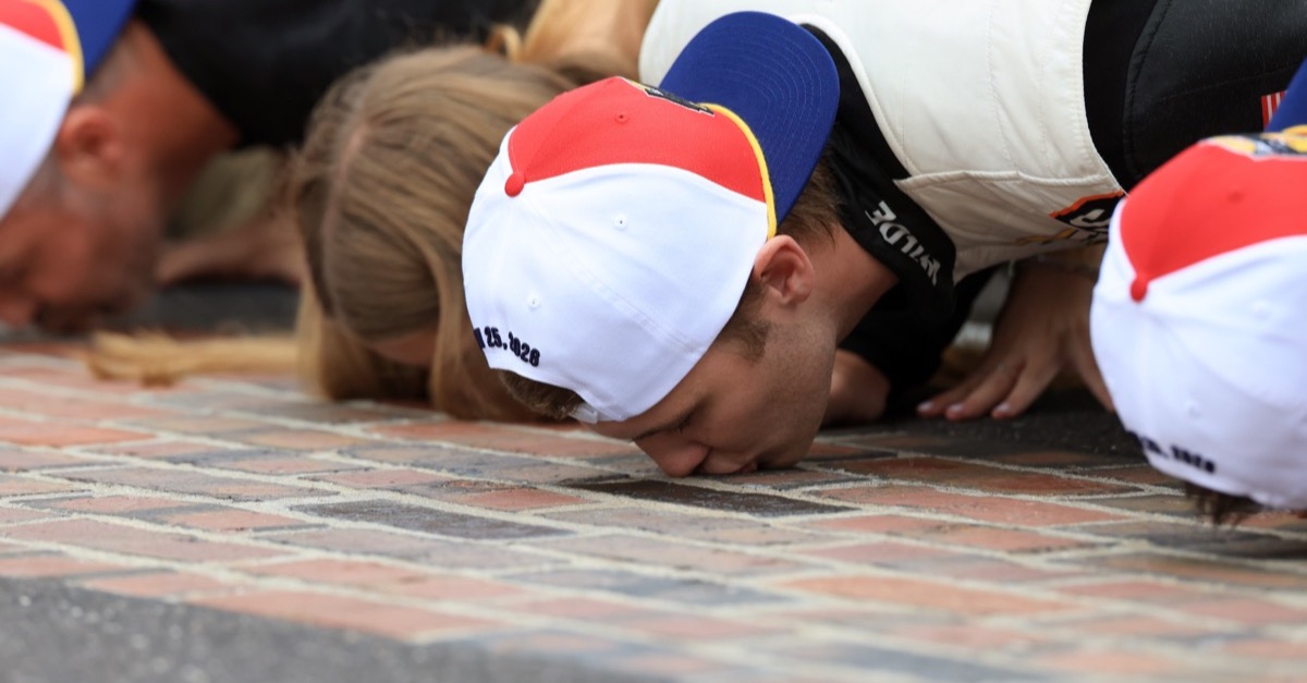 Erster Sieg in der NASCAR O’Reilly Series: Kvapil küsst die Bricks in Indianapolis