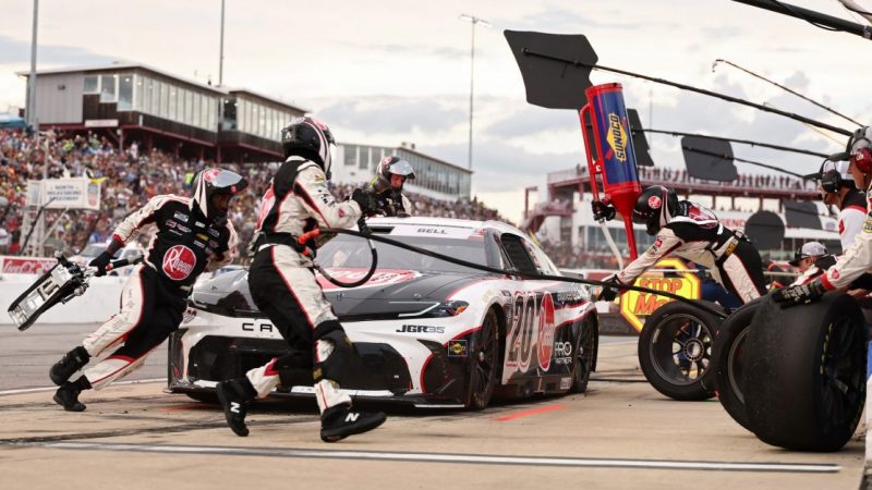 Turbulenzen beim Boxenstopp: Christopher Bells NASCAR-Rennen in Loudon
