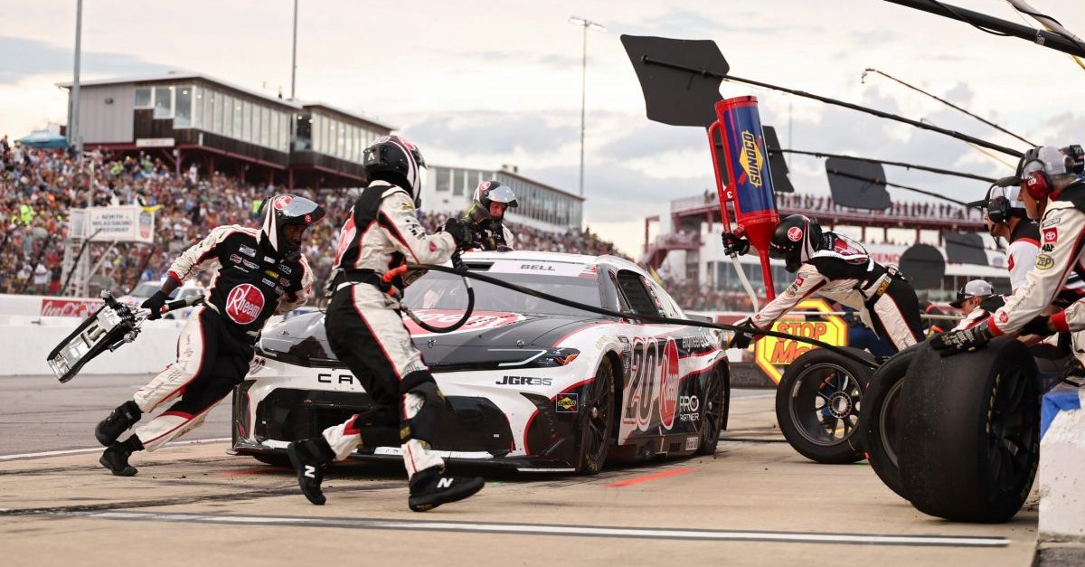 Turbulenzen beim Boxenstopp: Christopher Bells NASCAR-Rennen in Loudon