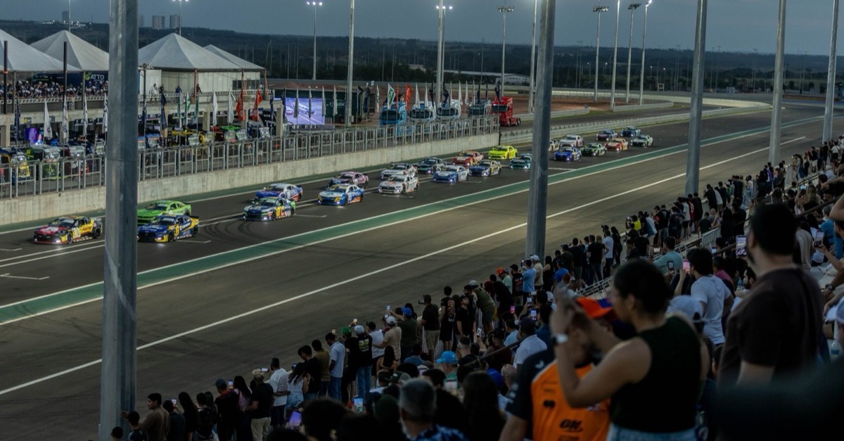Nachtspektakel in Cuiaba: Arthur Gama beendet Durststrecke mit NASCAR-Brasil-Sieg