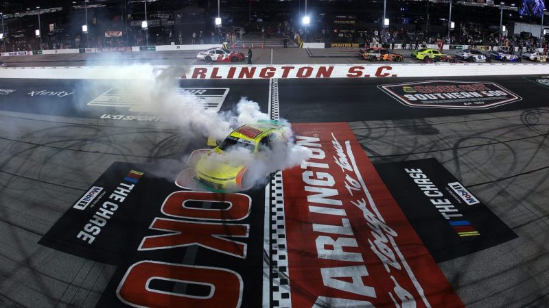 Blitzschneller Stopp bringt Creed den O’Reilly-Sieg in Darlington: Drama zwischen Day und Sawalich