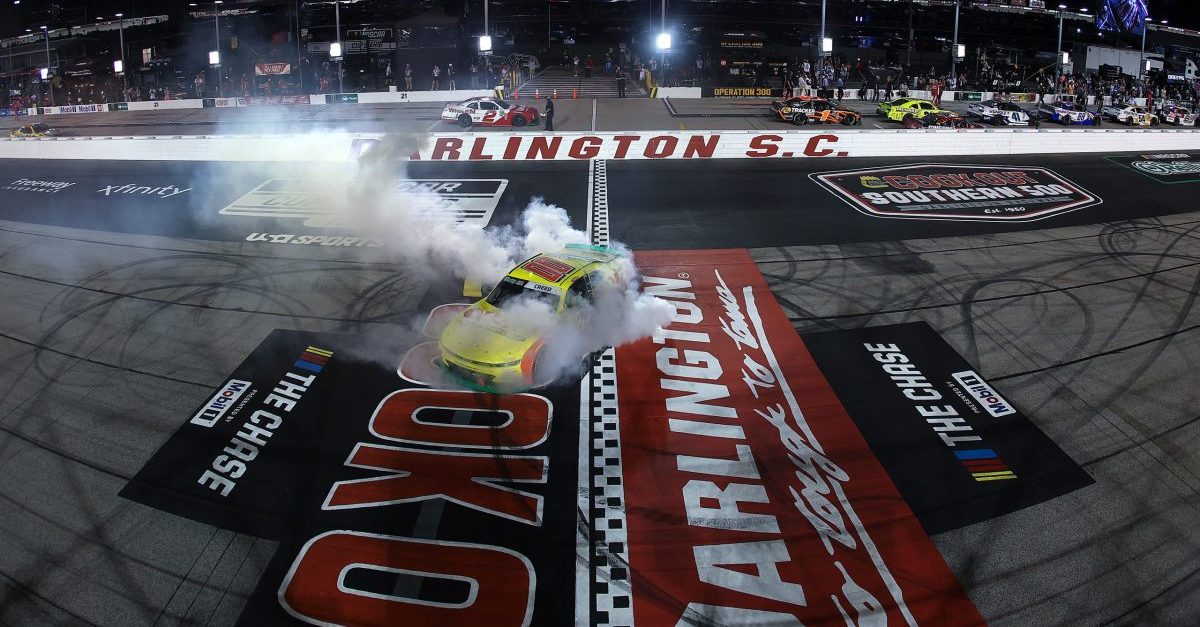 Blitzschneller Stopp bringt Creed den O’Reilly-Sieg in Darlington: Drama zwischen Day und Sawalich