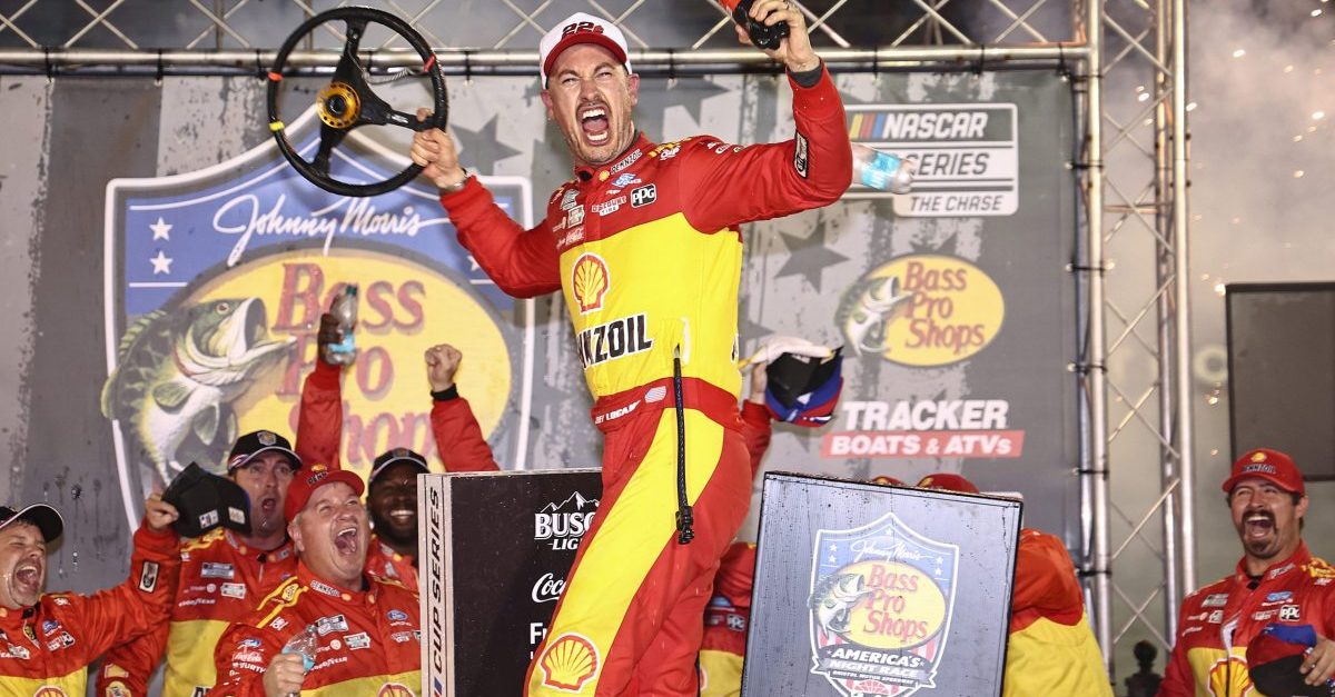 „Fröhliche Weihnachten“: Joey Logano staubt NASCAR-Sieg auf dem Bristol Motor Speedway ab